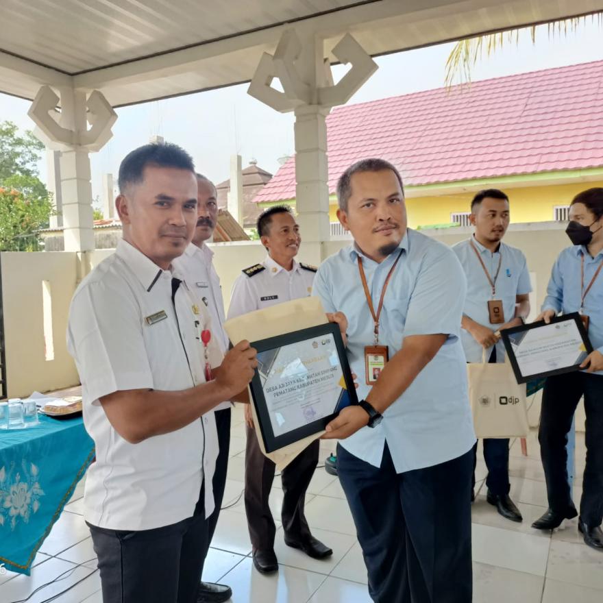 Kepala Desa Aji Jaya menerima Pengharagan dari Kantor Pajak Pratama Kota Bumi